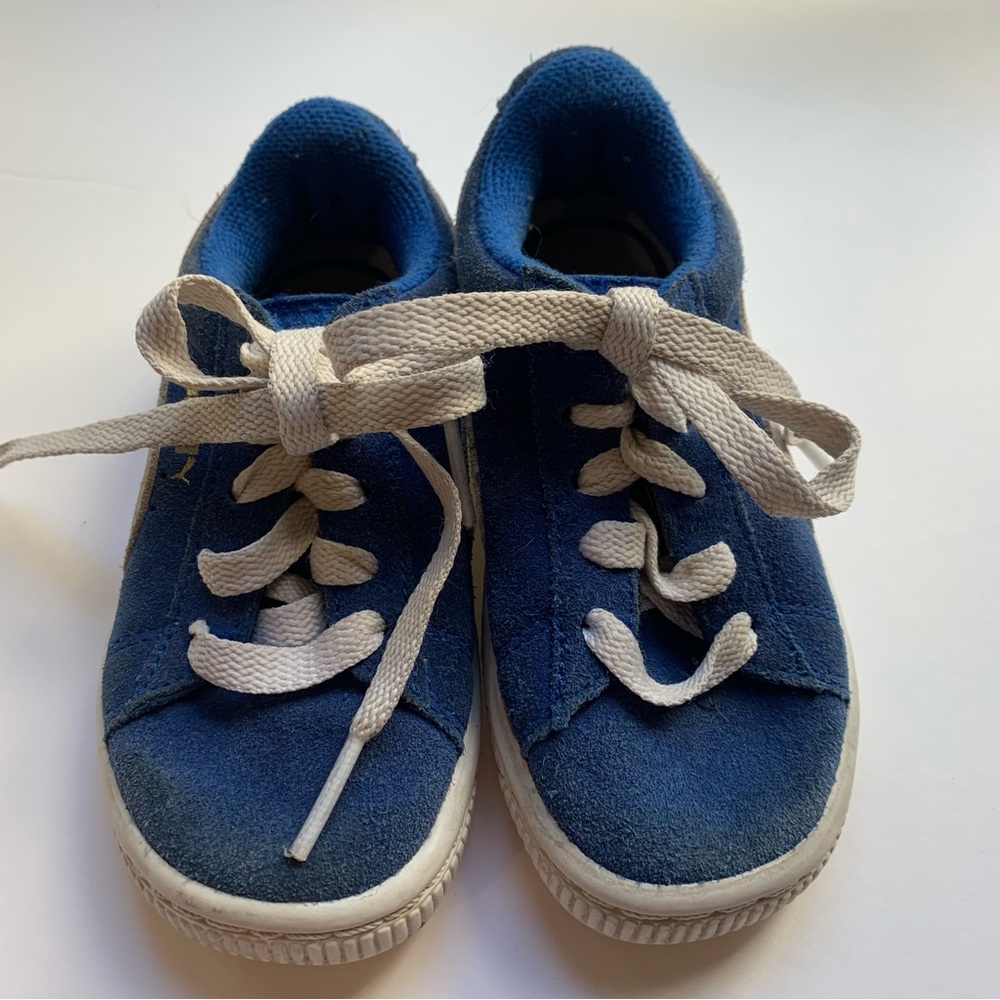 Puma kids blue/white suede, kinder- fit size 6, great preowned condition.